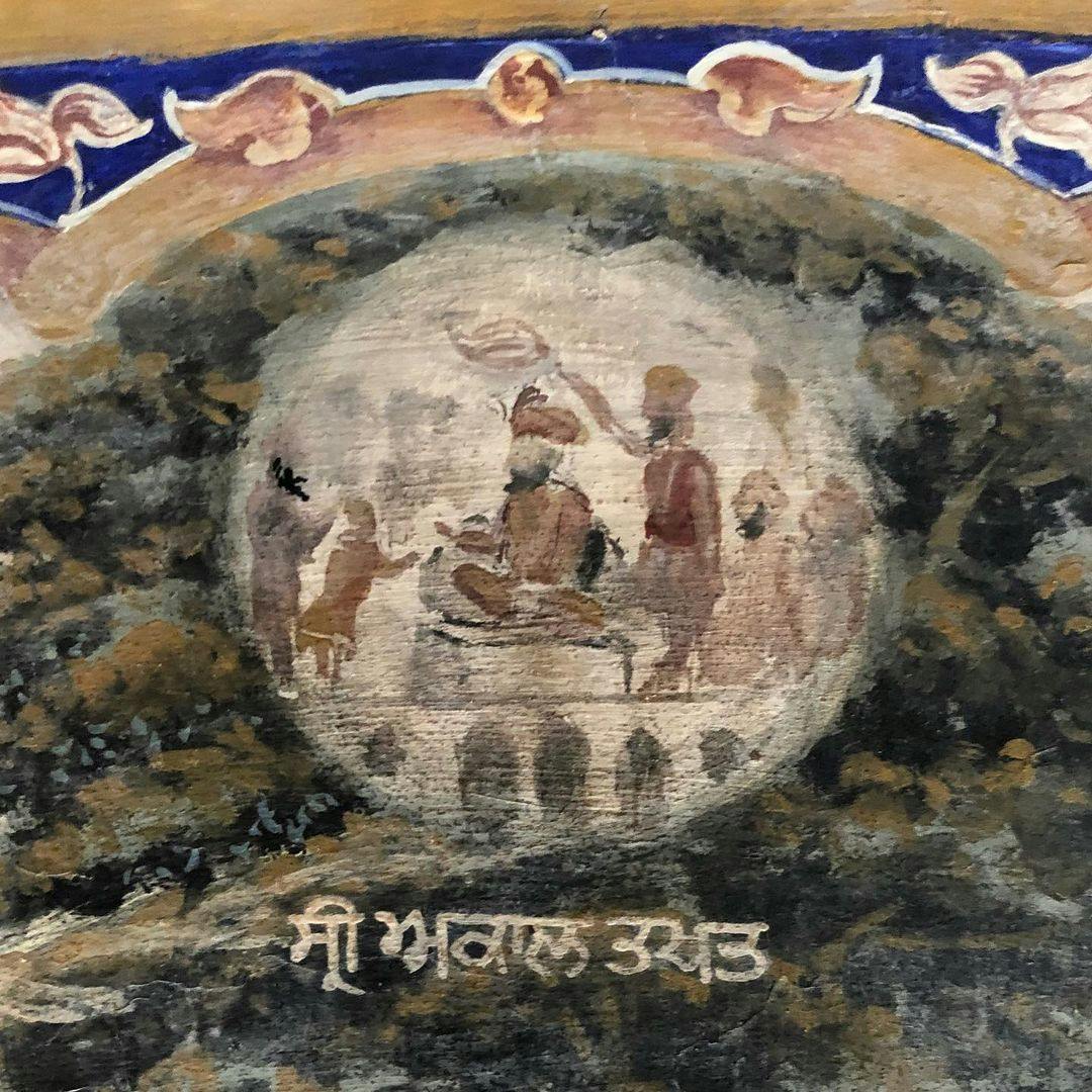 Mural_of_Guru_Hargobind_seated_atop_the_original_Akal_Bunga_(later_known_as_the_Akal_Takht),_from_Gurdwara_Baba_Atal.jpg