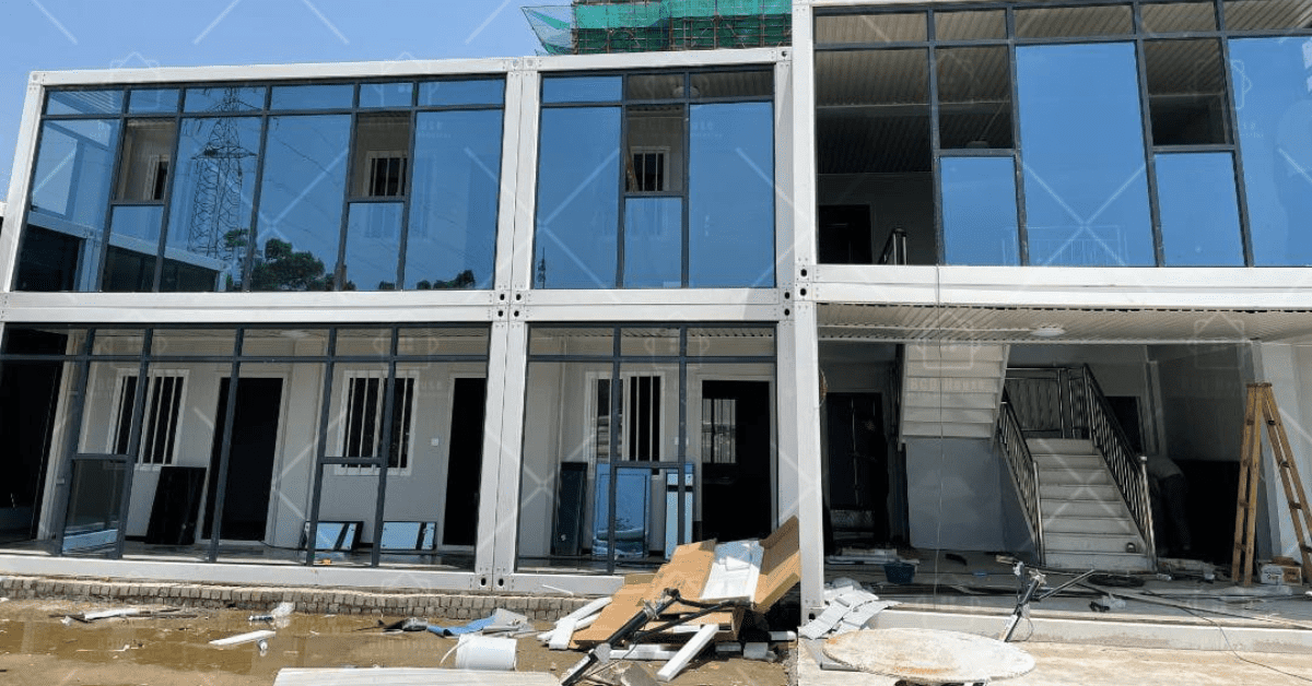 Mẫu nhà lắp ghép 2 tầng phối cửa kính tạo sự sang trọng, gần gũi với thiên nhiên