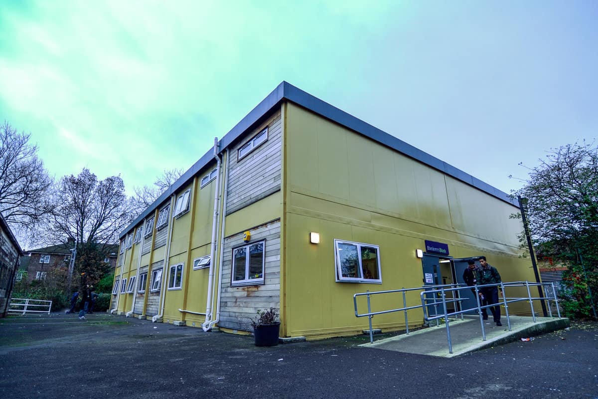 Nhà lắp ghép 2 tầng với gam màu vàng bắt mắt