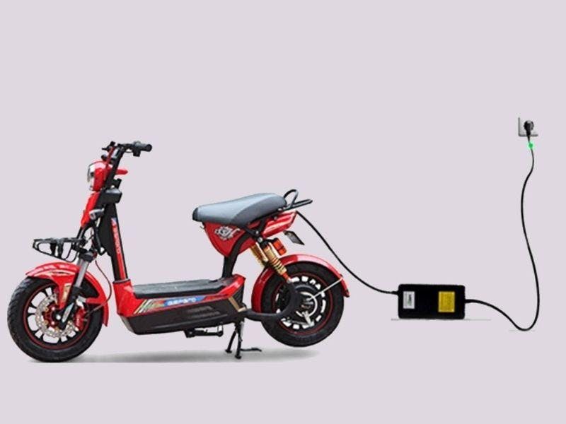 6 nguyên nhân khiến ắc quy xe máy điện bị chai