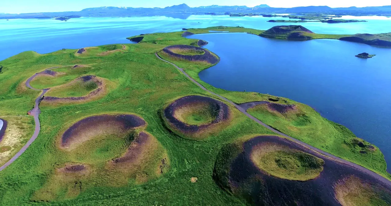 17 sept 01 Myvatn pseudo craters.jpg