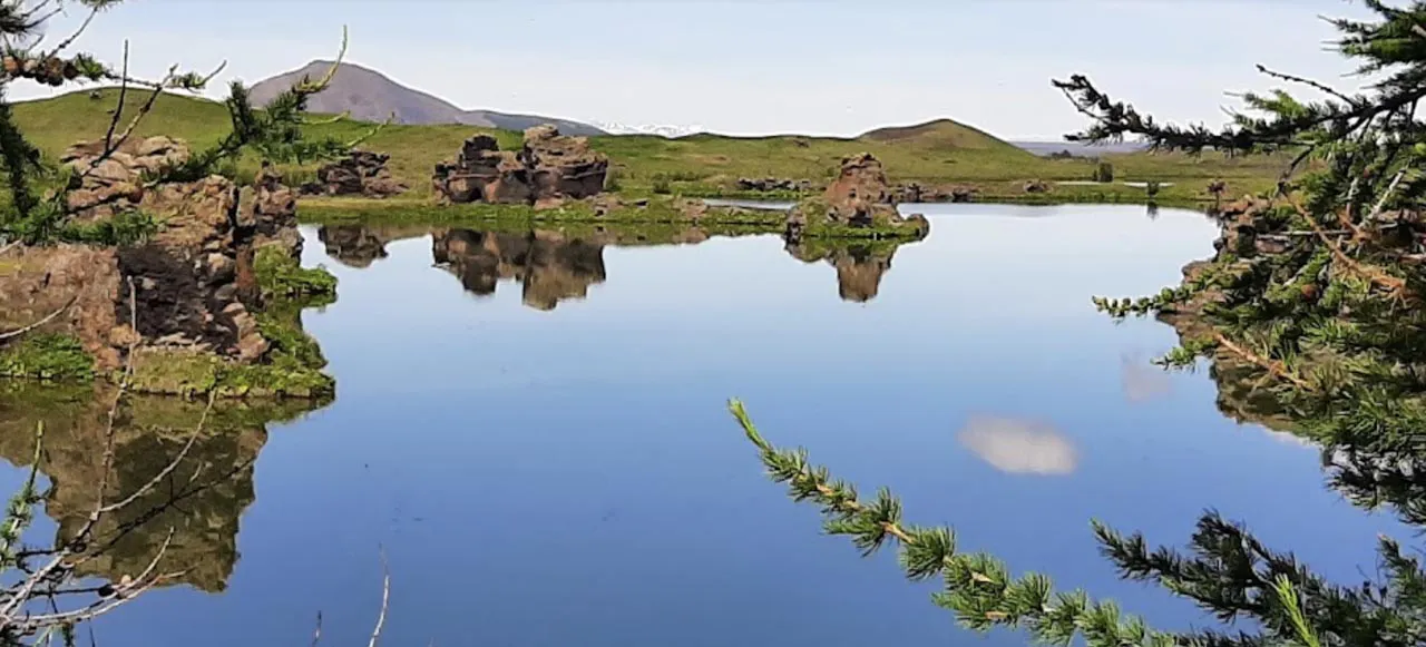 17 sept 02 Myvatn Hofdi.jpg