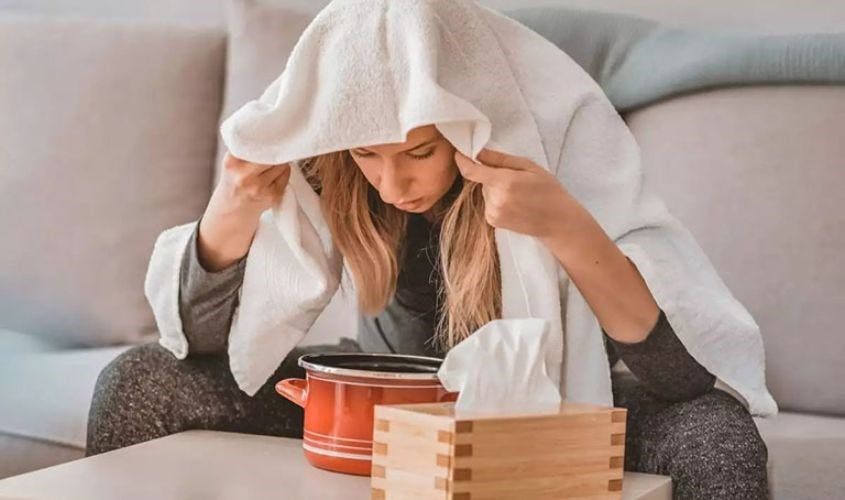 Xông mặt bằng tinh dầu trà trị mụn