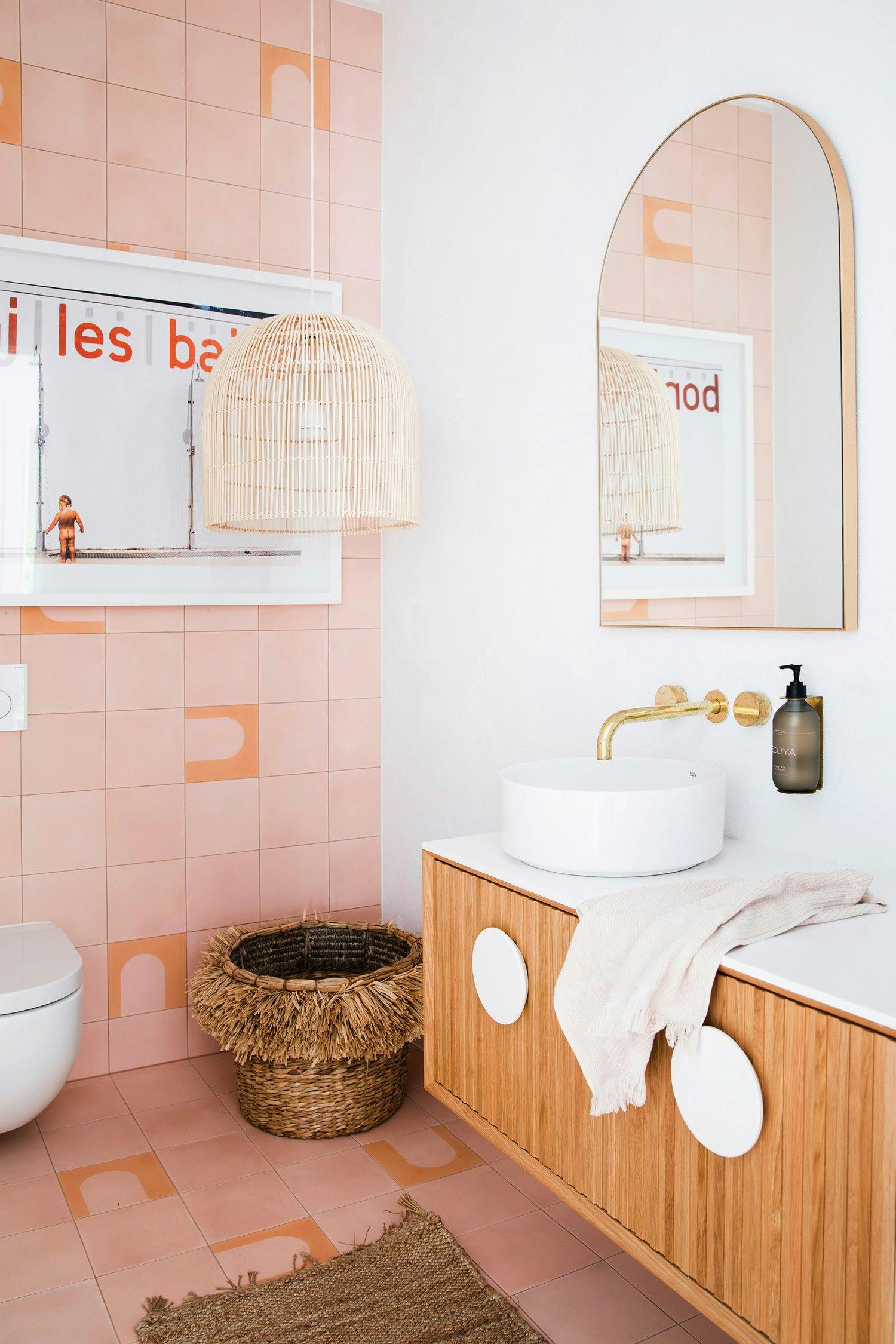 Hãy nhìn vào phòng tắm này từ Three Bird Renovations.  Ngói, gương, đèn chiếu sáng?  Tất cả đều rất tốt.  #arch #designtrend #interiors #organicmodern #bathroom #archmirror #pinktile #pinkbathroom #modernbathroom