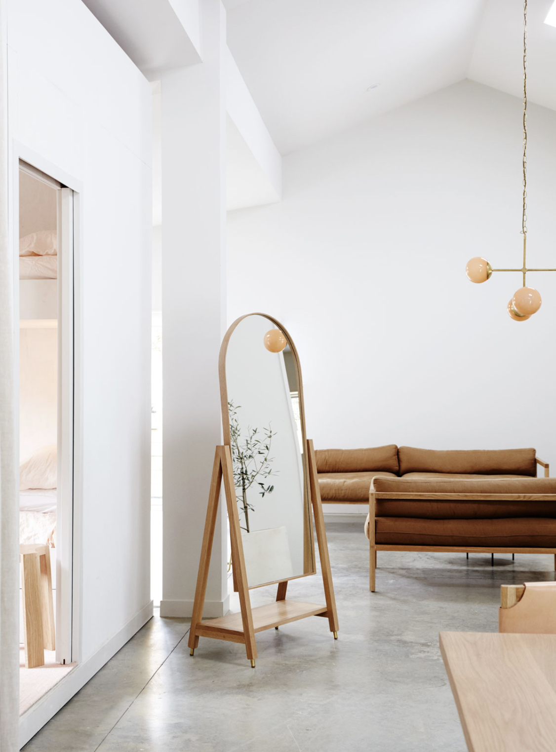 Chiếc gương vòm đứng độc lập này của Douglas và Bec rất tốt.  #vòm #xu hướng thiết kế #nội thất #hữu cơhiện đại #phòng khách #archmirror