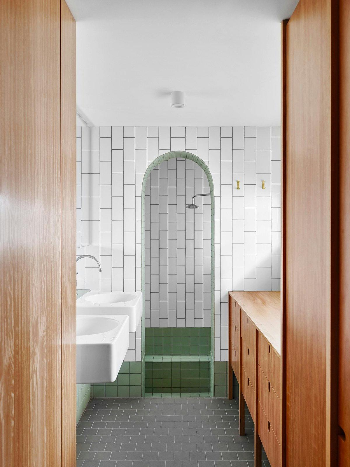 Tôi thích cách phòng tắm này của Owen Architecture thu hút nhiều sự chú ý đến lối vòm bằng cách sử dụng gạch vuông và các cạnh sắc nét ở mọi nơi khác.  #arch #designtrend #interiors #organicmodern #bathroom #tilebathroom #archdoorway
