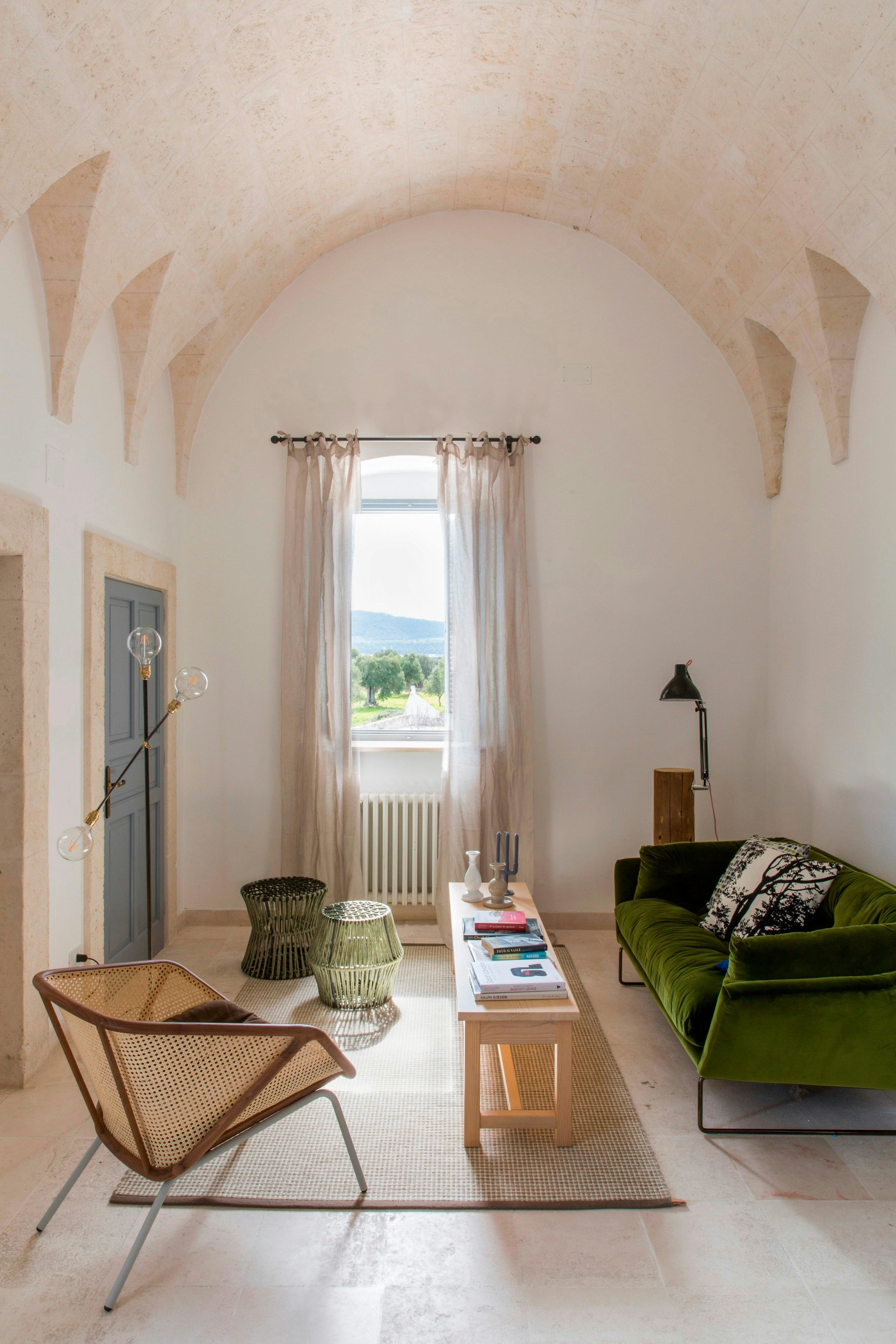Trần nhà hình vòm kiểu Ý này ở Masseria San Giovanni từ các nhà lưu trữ đẹp đến mức nào?  Không gian này thực chất là một khách sạn, nên tất cả những gì tôi thực sự cần biết là...khi nào nhận phòng???  #vòm #xu hướng thiết kế #nội thất #hữu cơhiện đại #phòng khách
