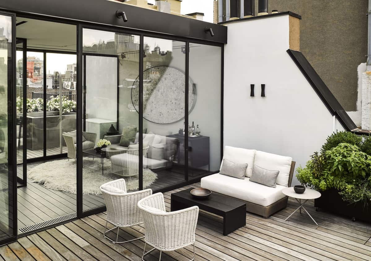 Nhà lắp ghép trên sân thượng tạo ra không gian phòng khách hiện đại, độc đáo