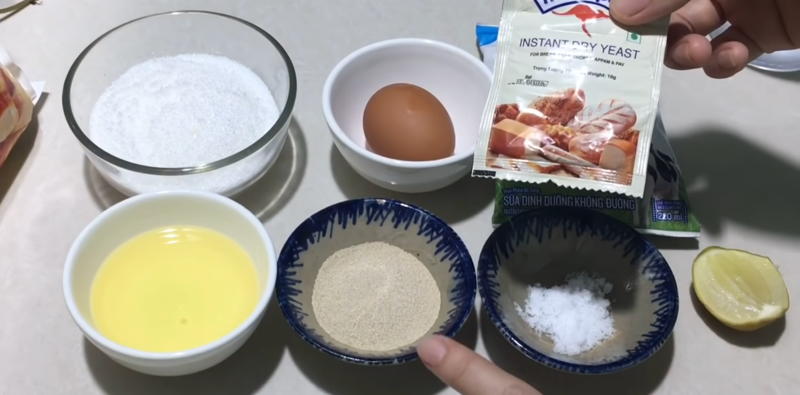 chuan-bi-cac-nguyen-lieu-cho-phan-vo-banh-gom-bot-mi-men-no-duong-muoi-trung-ga-sua-tuoi-dau-an.png