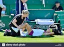 aleksandra-krunic-slovaquie-sur-reception-de-laide-medicale-et-de-physiotherapie-de-la-cour-au-cours-de-la-nature-valley-international-26-juin-2018-eastbourne-p93jaa.jpg