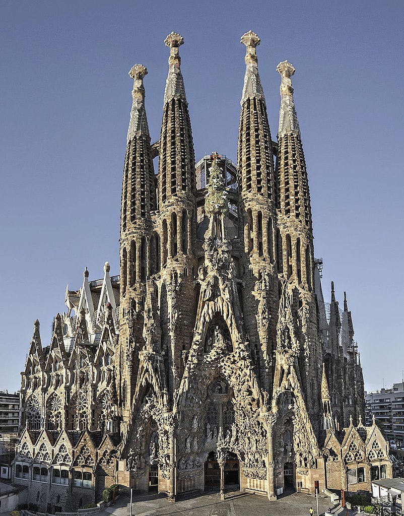 Sagrada_FamiÌ_lia._FacÌ§ana_del_Naixement_(cropped).jpg