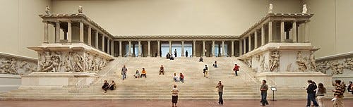 Berlin_-_Pergamonmuseum_-_Altar_01.jpg