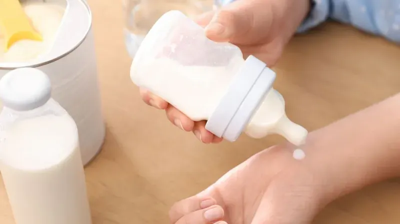 Kiểm tra nhiệt độ sữa cho trẻ sơ sinh