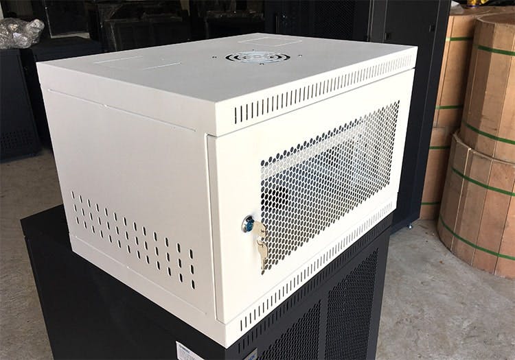 Tủ rack cần được trang bị khóa và các phụ kiện đầy đủ