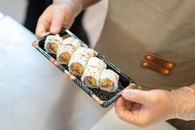 detail-sushi-rolls-salmon-avocado-rice-seaweed-nor.png