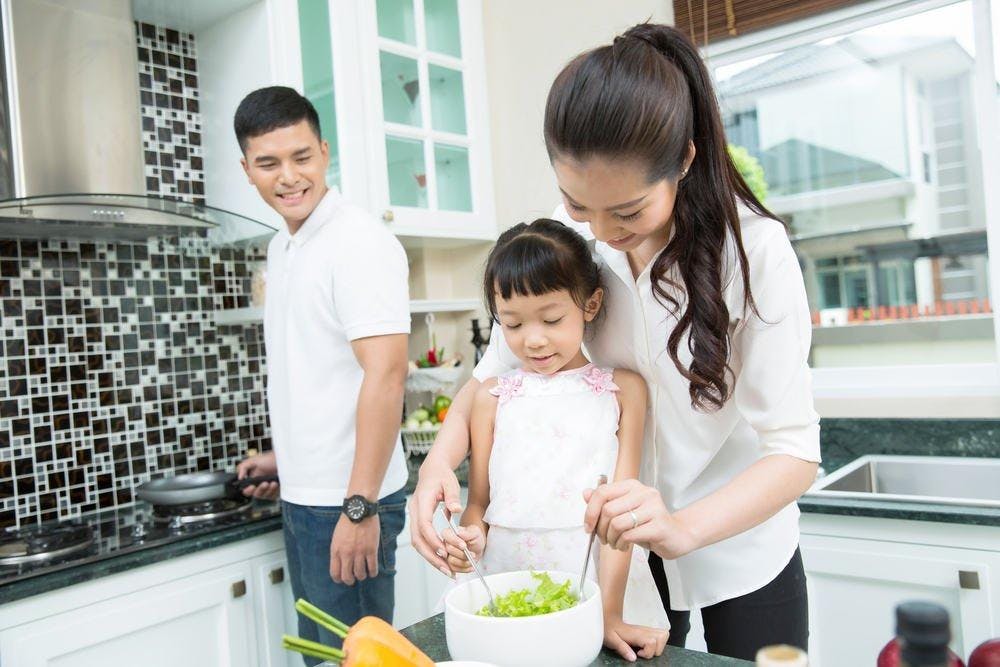 Chia sẻ 4 bí quyết đơn giản dạy con làm việc nhà từ khi mới hơn 1 tuổi