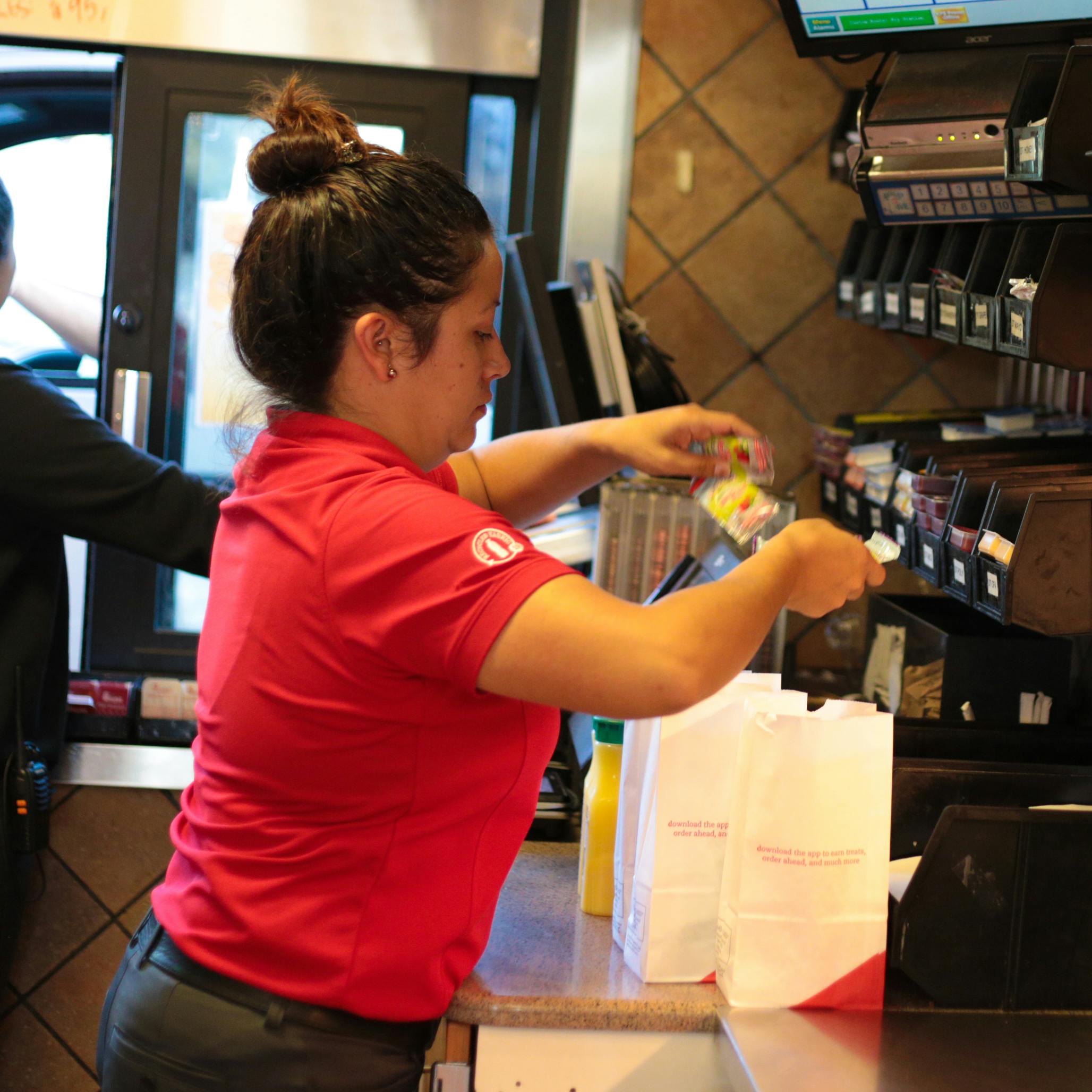 drive-thru,+team+member,+order,+meal,+bag,+cam10761.jpeg