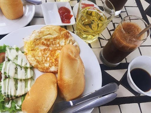 Combo thức ăn kèm đồ uống giúp phục vụ khách hàng nhanh chóng.
