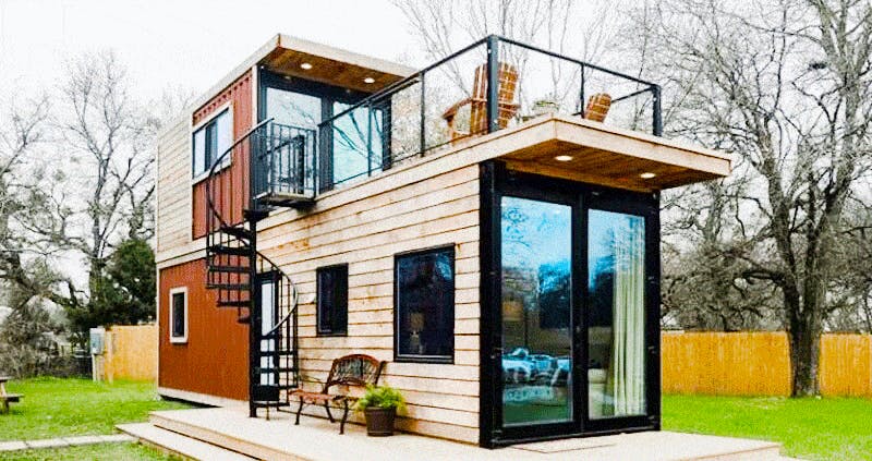 Mẫu nhà container lắp ghép 2 tầng giúp tiết kiệm diện tích đất, mở rộng được không gian cho căn nhà trở nên thoáng máng, hiện đại và tiện lợi