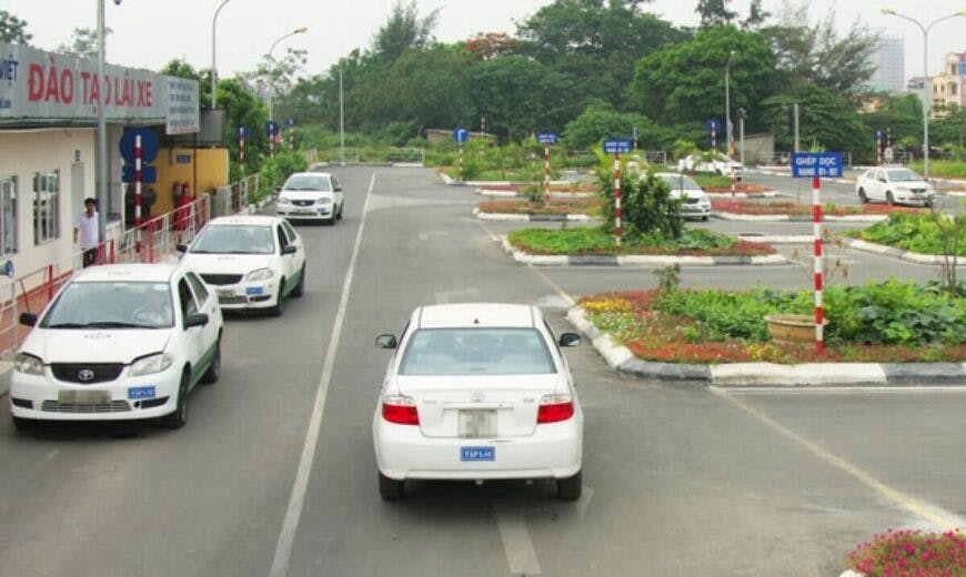 huong-dan-11-bai-thi-sa-hinh-sat-hach-lai-xe-oto-b1-870x520.jpg