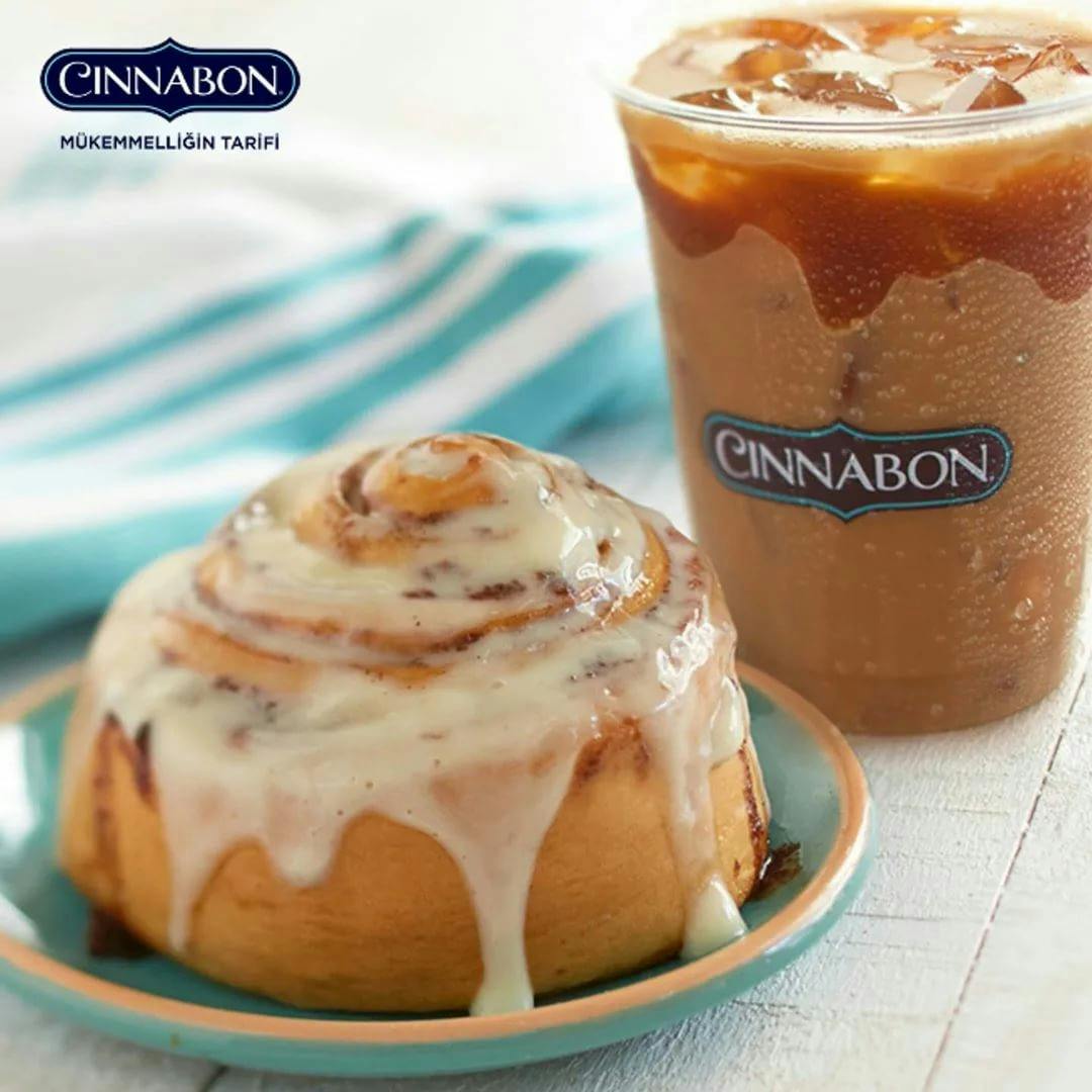 Синнабон екатеринбург. Сироп Cinnabon попкорн. Карамельный латте Синнабон. Синнабон мороженое. Кулич Синнабон.