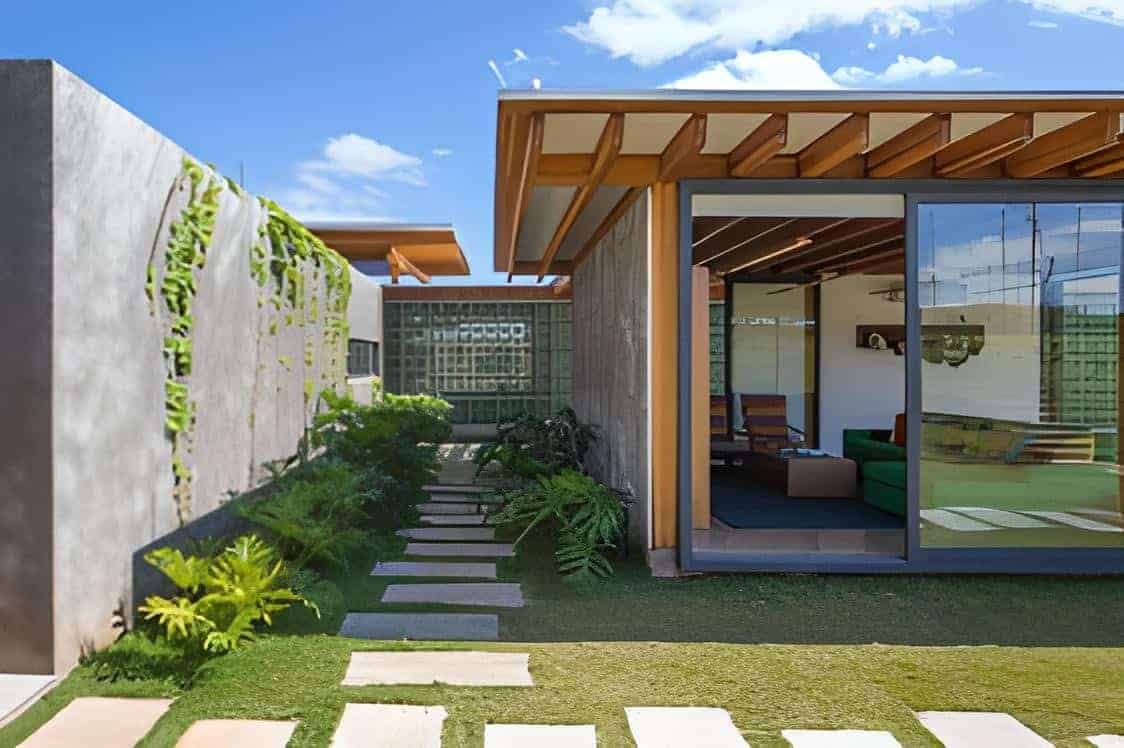 Ngôi nhà lắp ghép nhận được nguồn ánh sáng tự nhiên bằng cách lắp các tấm kính cường lực