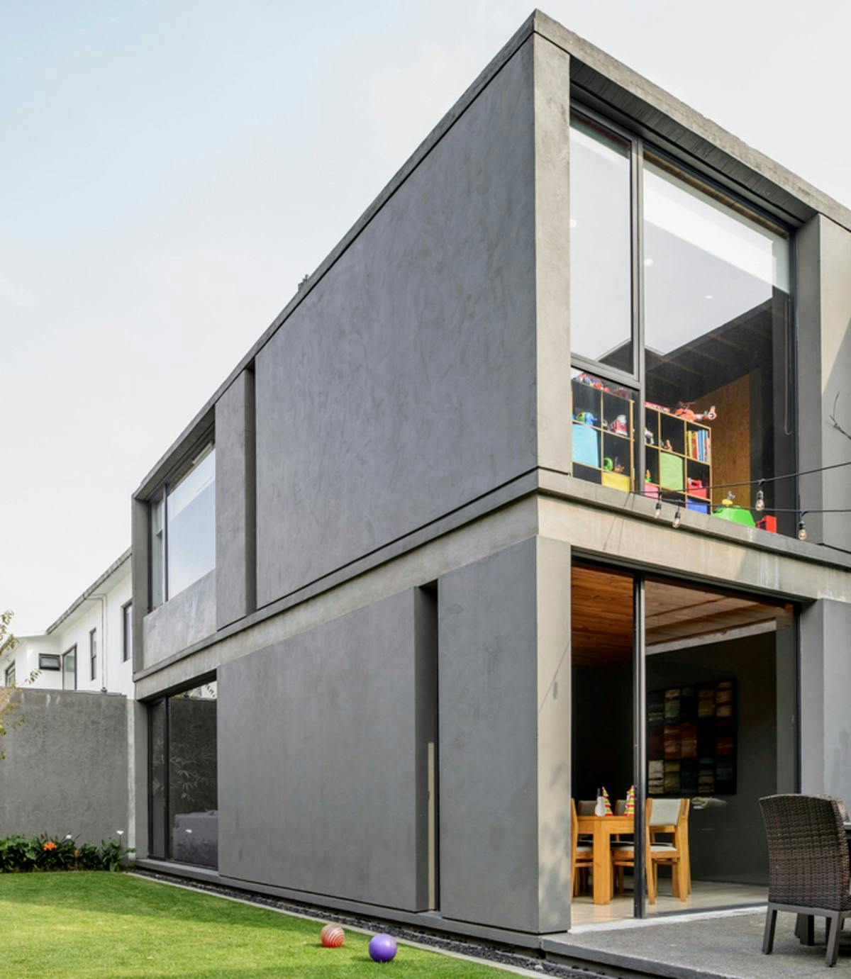 Nhà lắp ghép 2 tầng được ứng dụng phổ biến trong làm nhà ở với thiết kế mới lạ, độc đáo nhưng vẫn đảm bảo được sự tiện nghi