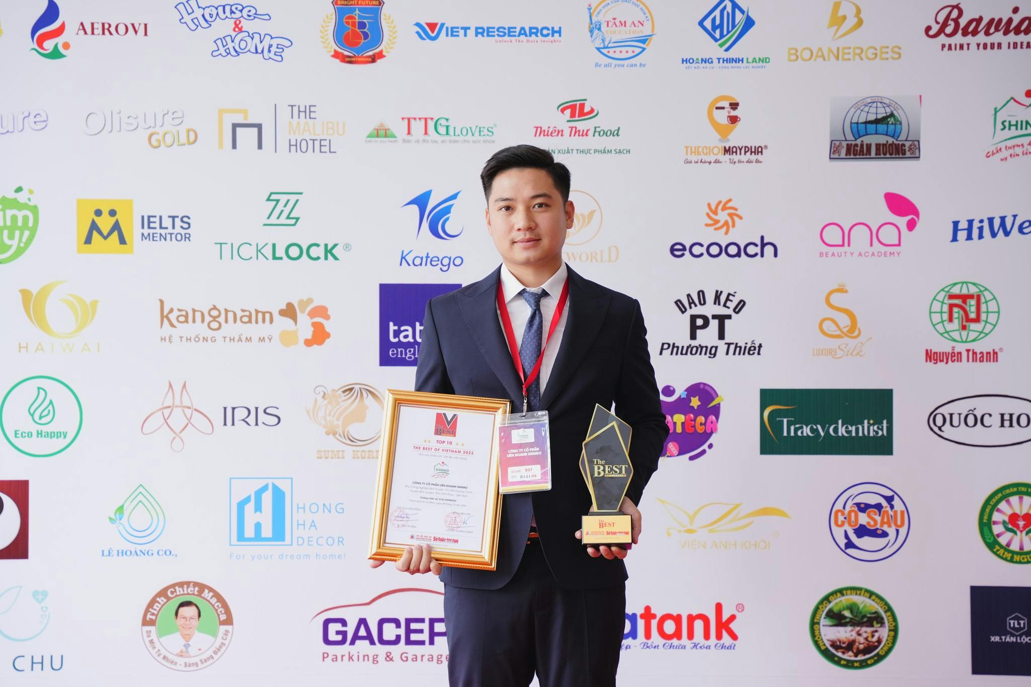 Ông nguyễn trung hiếu, tổng giám đốc công ty cổ phần liên doanh shinko, vinh dự đón nhận giải thưởng 