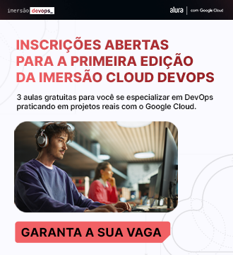 Banner promocional da Imersão Cloud DevOps da Alura e Google Cloud com o texto "INSCRIÇÕES ABERTAS PARA A PRIMEIRA EDIÇÃO DA IMERSÃO CLOUD DEVOPS" e a informação de 3 aulas gratuitas com certificado. A imagem mostra um desenvolvedor focado usando fones de ouvido em um computador, com uma colega trabalhando ao fundo, e um botão chamativo com a frase "GARANTA A SUA VAGA".