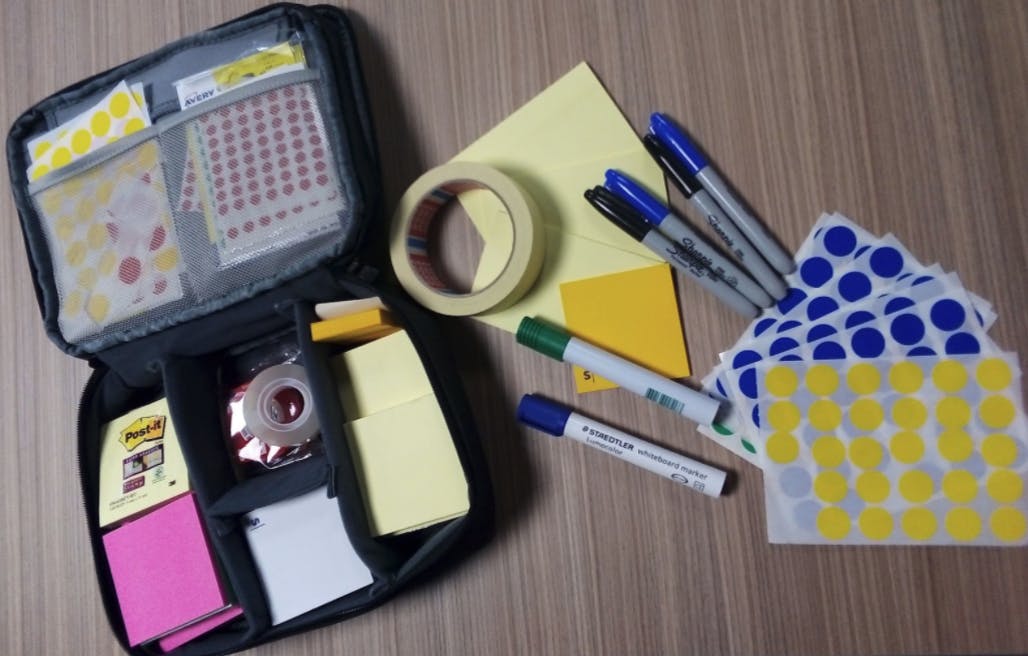 Foto de Gobag con rotuladores, postit, pegatinas, cinta adhesiva.