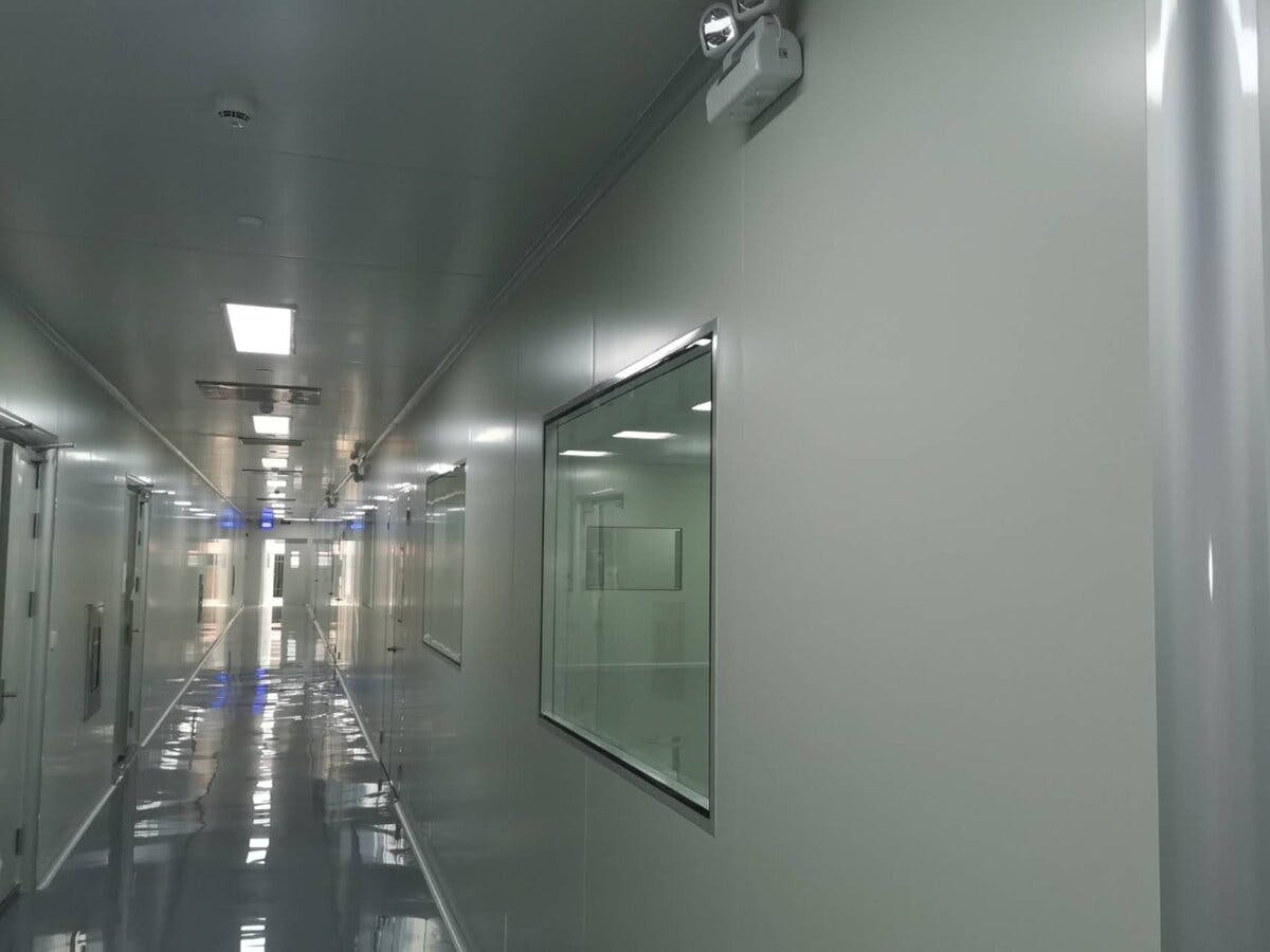 Vách panel phòng sạch được sử dụng rộng rãi trong các lĩnh vực y tế, sản xuất dược phẩm, thực phẩm, điện tử và các ứng dụng đòi hỏi môi trường làm việc sạch và an toàn