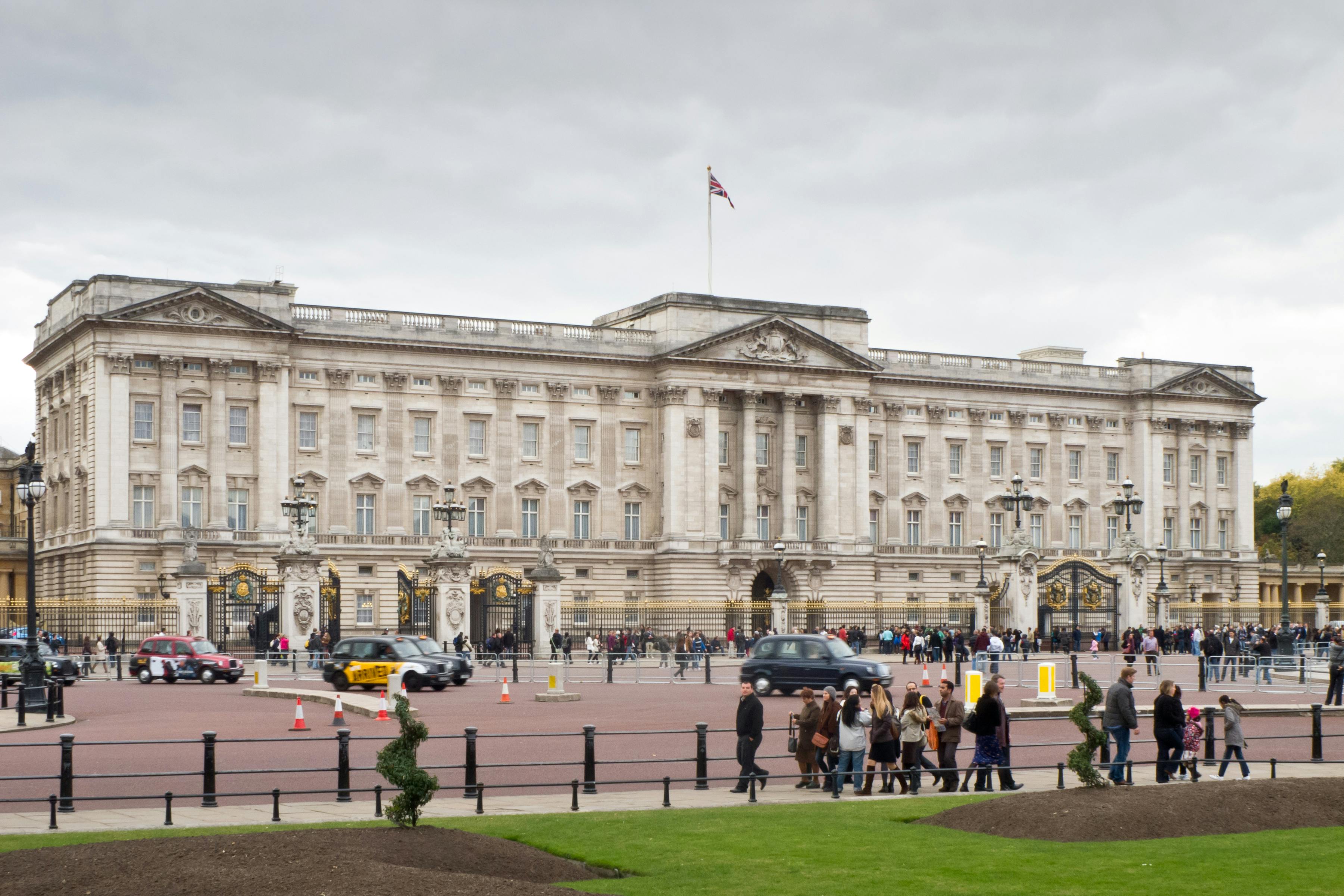 Buckingham_Palace_-_01.jpg