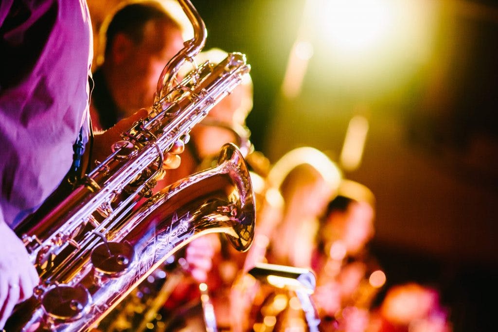 ADAM-MUZIC-dan-nhac-giao-huong-bo-dong-saxophone-1024x683.jpg