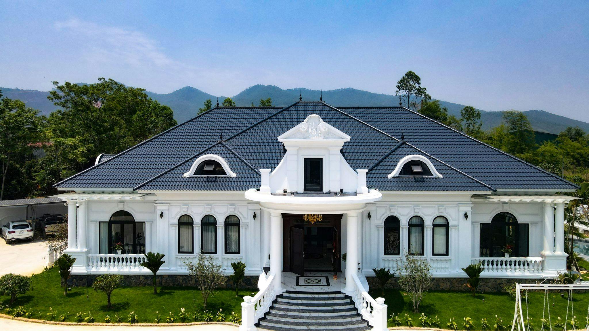 Mẫu nhà mái ngói luôn tạo một sức hút mạnh liệt so với những loại vật liệu lợp mái khác