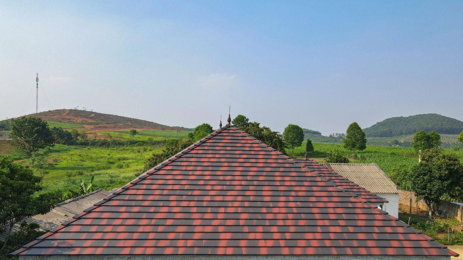 Mái ngói có sự đa dạng về màu sắc, kiểu dáng nên gia chủ dễ dàng lựa chọn theo ý mình