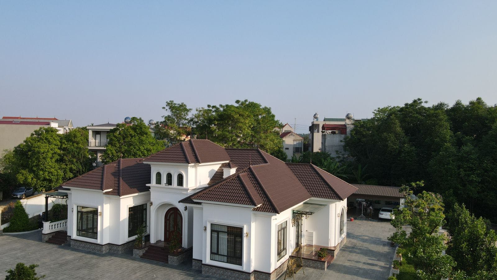 Nhà mái ngói sang trọng với những điểm nhấn từ mái ngói