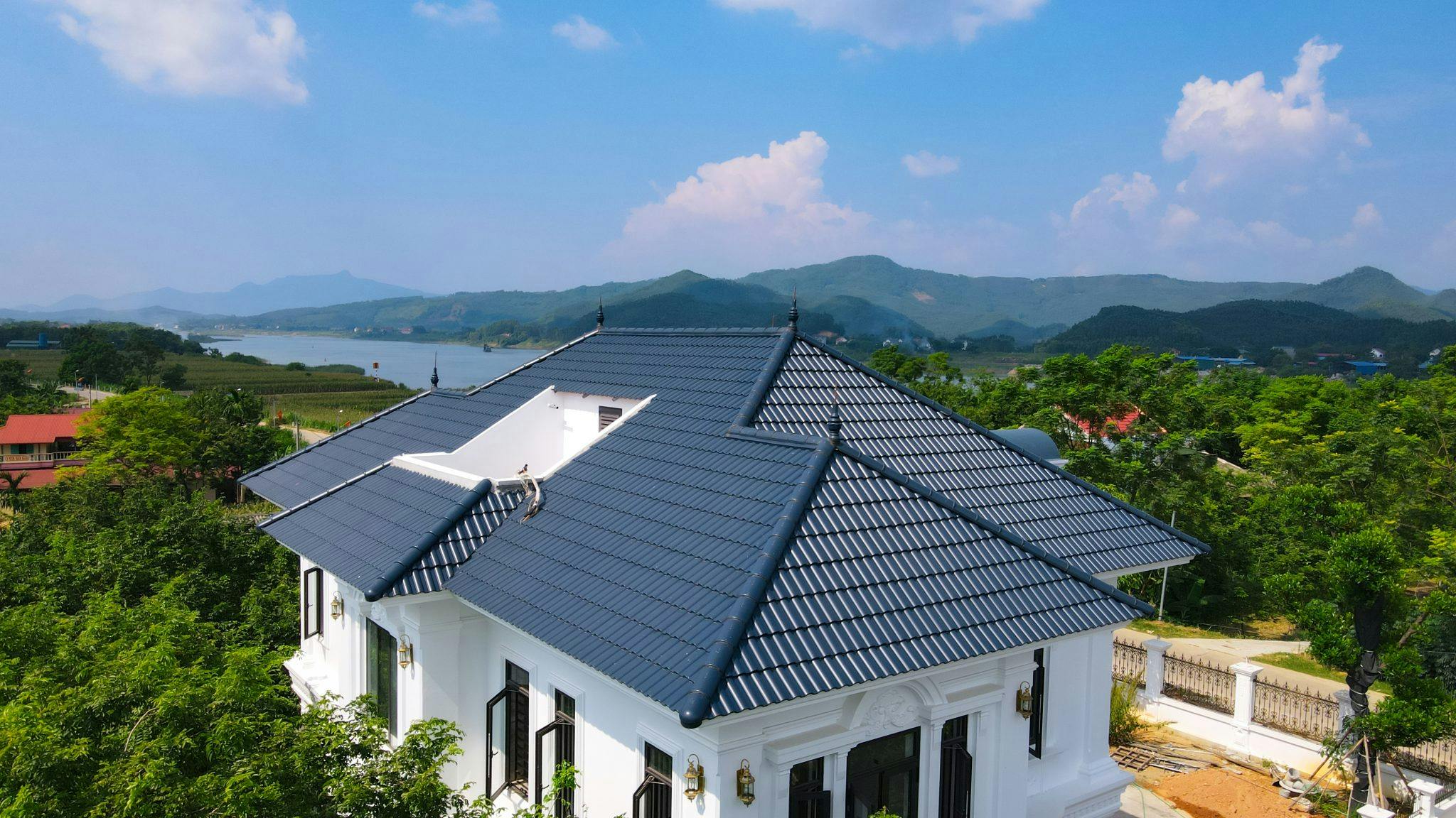 Mẫu mái ngói xanh dương luôn là sự lựa chọn hàng đầu của nhiều gia đình Việt