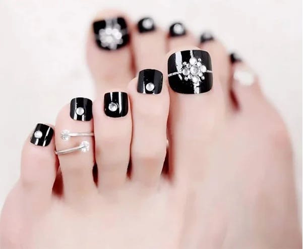 Mẫu nail chân cô dâu đính đá