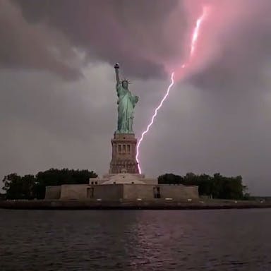 e433279a43fa9d26cfdd520ad9f3431d41-statue-of-liberty-lightning.rsquare.w700.jpg