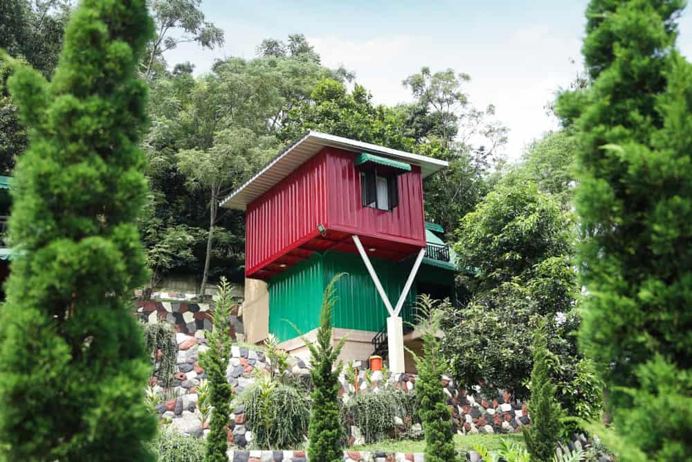 Mẫu nhà container kết hợp với sân vườn là một trong những kiểu không gian kết hợp với thiên nhiên được nhiều người ưa thích