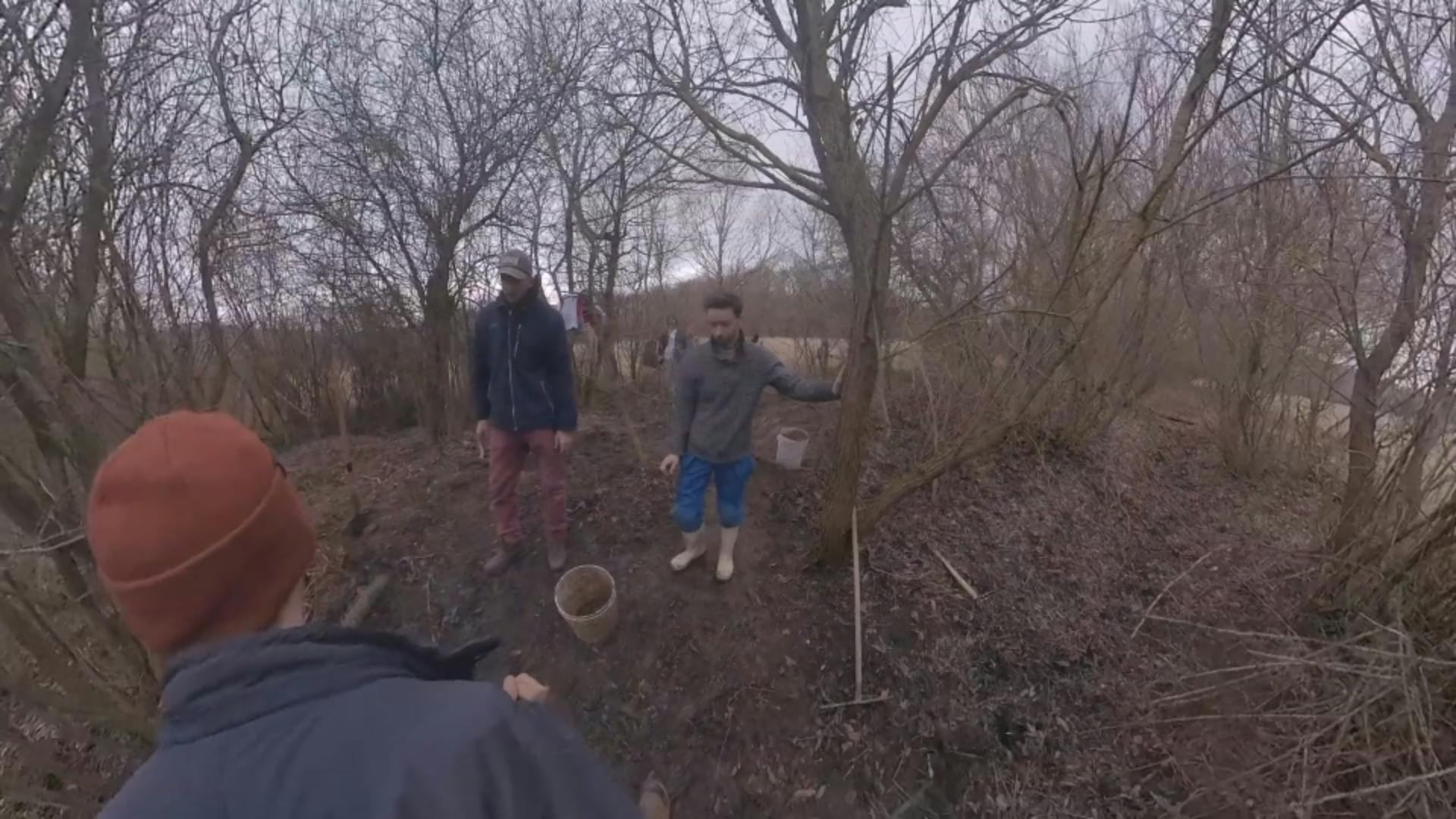 Közösségi munka a rönkgátépítésen