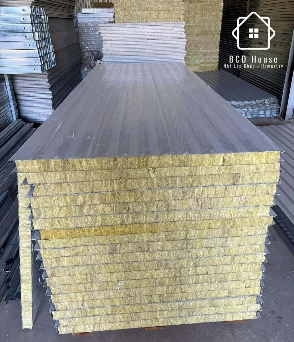 Tấm panel có khả năng cách nhiệt, cách âm, chống cháy lan tốt, được ưa chuộng dùng trong làm nhà lắp ghép panel