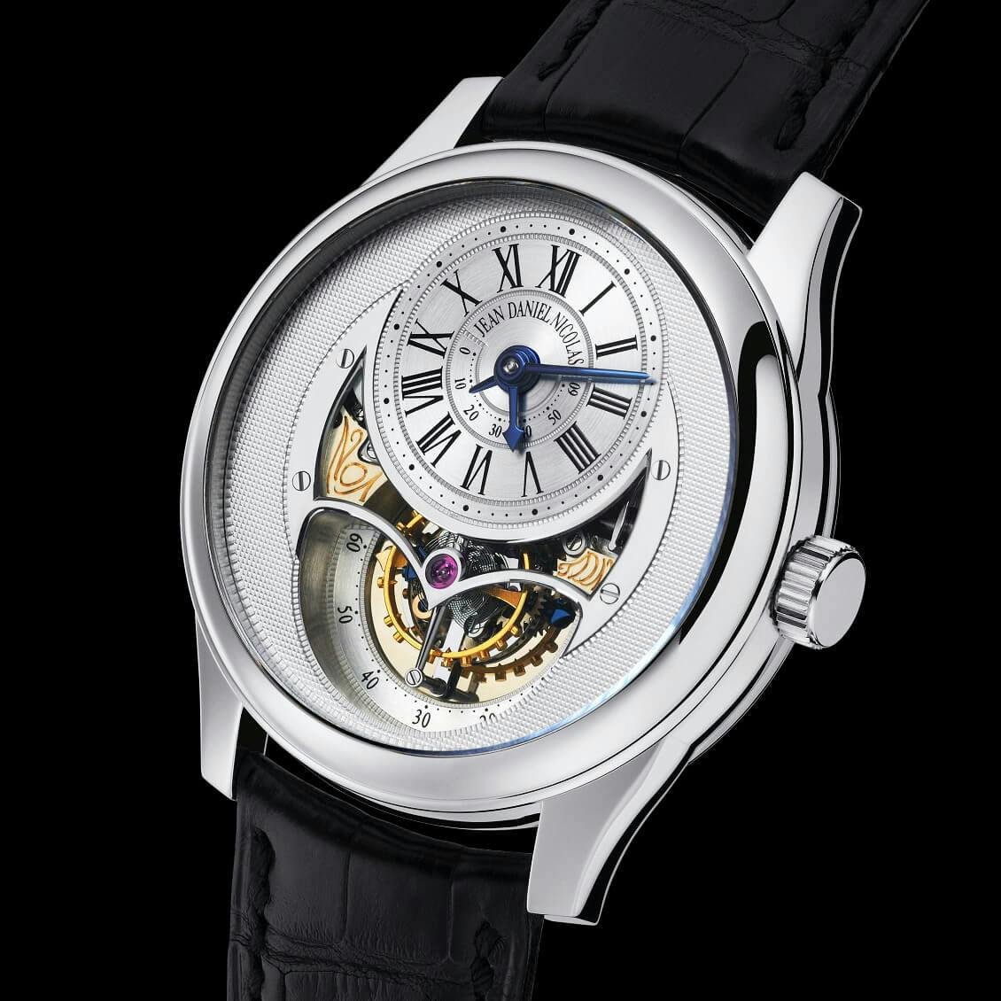 dong ho bach kim 1.jpg