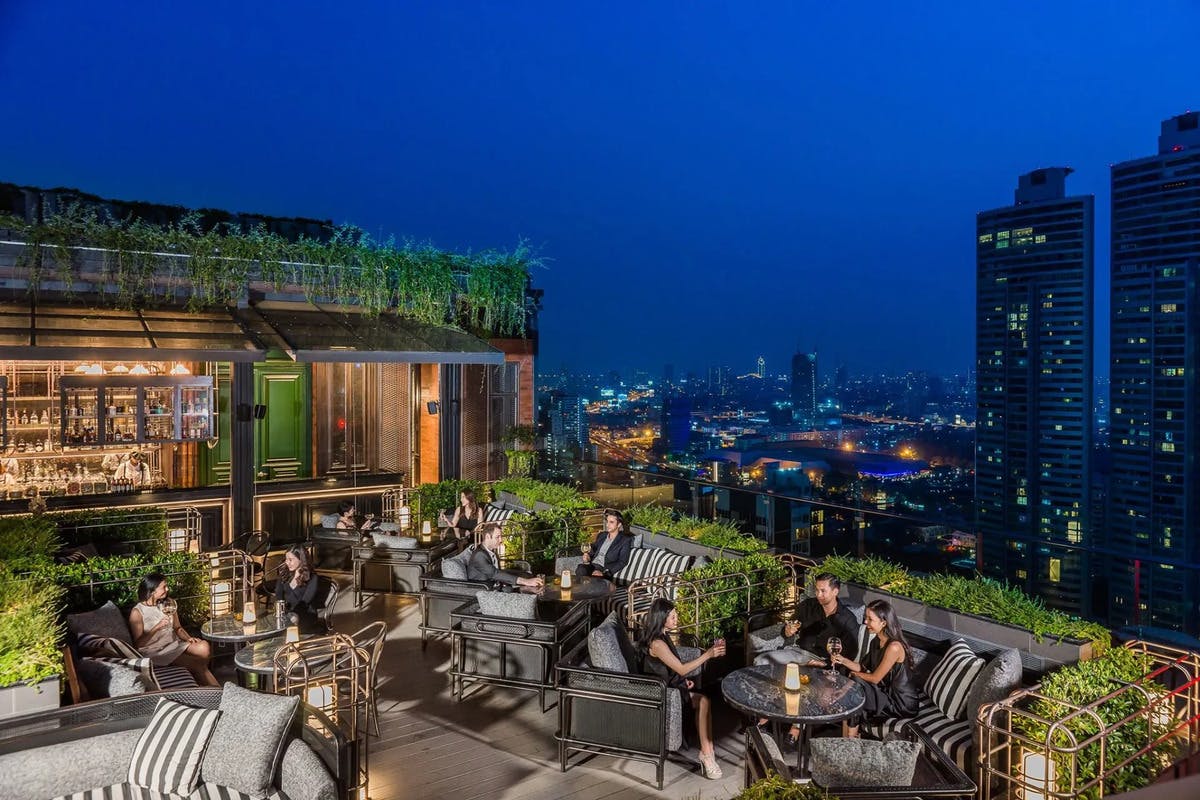 Nhà tiền chế trên sân thượng được cải tạo thành quán cà phê độc lạ, hấp dẫn phục vụ cho mục đích kinh doanh