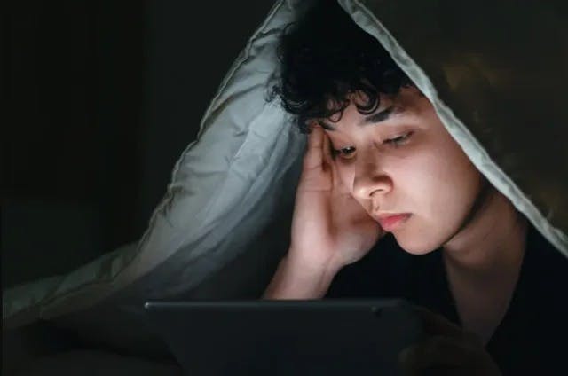 Tại sao thức khuya mắt thâm