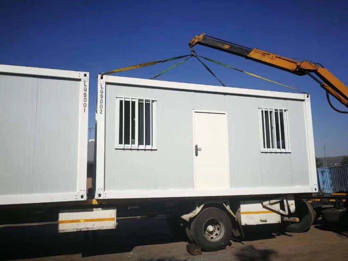 Mẫu nhà lắp ghép 18m2 của BCD House được vận chuyển bằng container đến vị trí thi công nhà