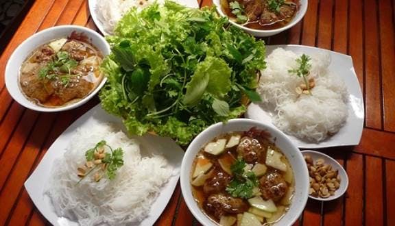 Món bún chả nên ăn kèm với rau sống, đặc biệt là lá tía tô