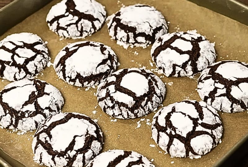 thanh-pham-banh-crinkle-chocolate-thom-ngon-hap-dan-thu-hut-boi-nhieu-vet-nut-to.png