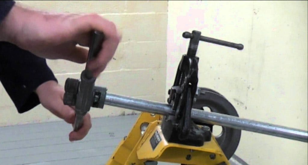 thi công cắt ống thép luồn dây điện