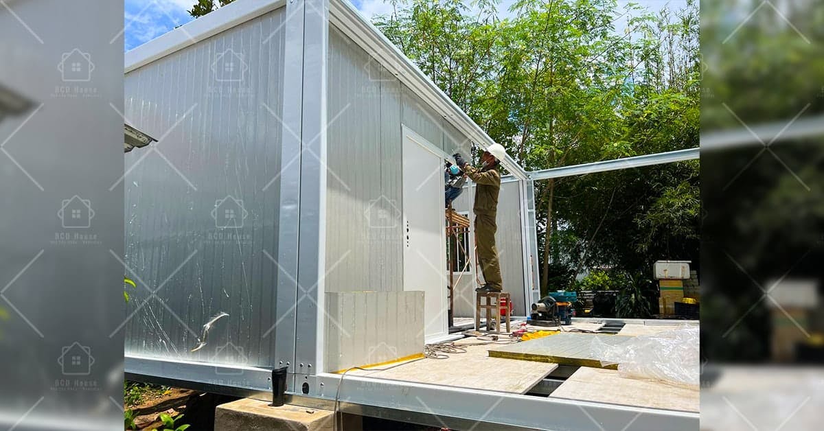 Quá trình hoàn thiện ngôi nhà đang được gấp rút đúng tiến độ bàn giao cho khách hàng